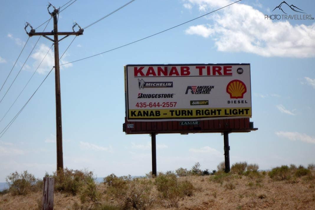 Uma placa de publicidade para Kanab Tire na saída para o Mirante de Toroweap