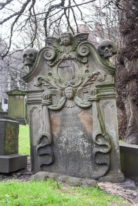 Una lápida en el cementerio de St. Cuthbert