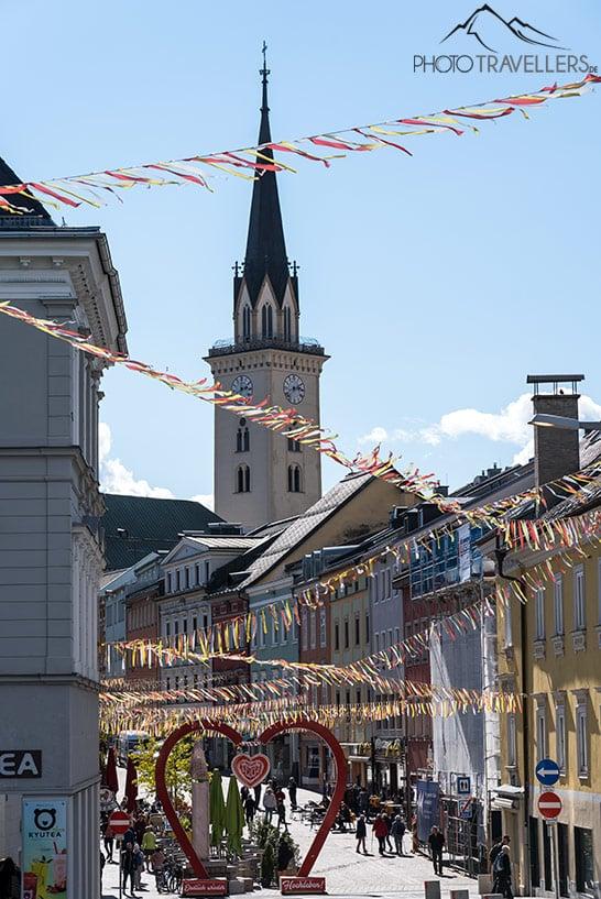 A vista da zona pedonal de Villach com a Igreja Paroquial de São Tiago