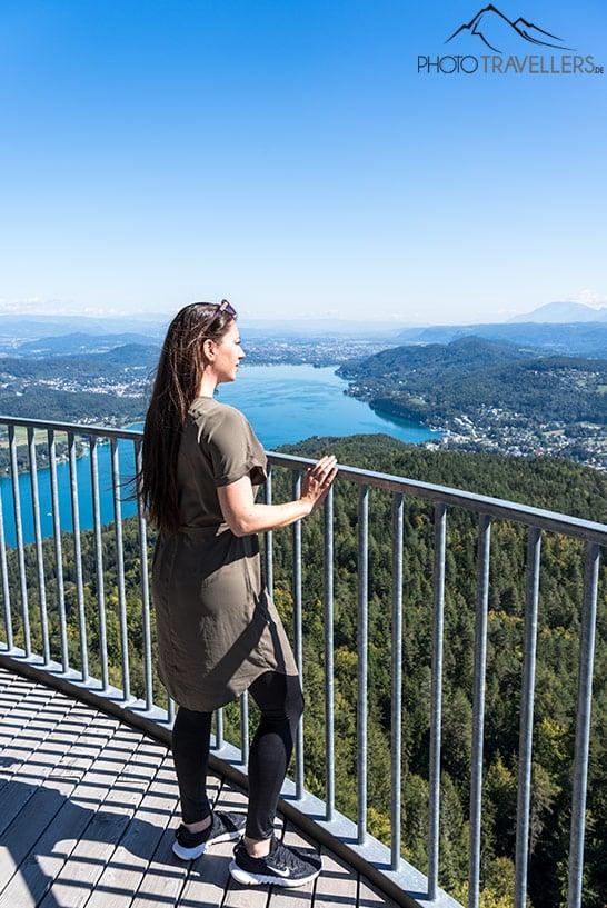 A jornalista de viagem Biggi Bauer olhando para o Wörthersee do Pyramidenkogel