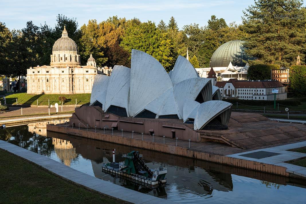 A Ópera em Sydney como modelo no parque miniatura Minimundus no Wörthersee