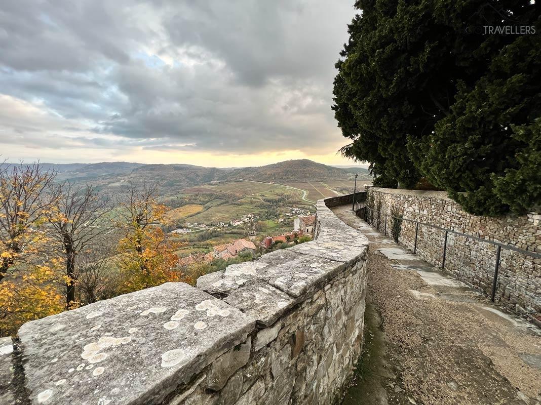 Le mur de la ville de Motovun le soir