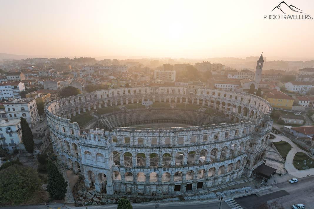L'amphithéâtre de Pula sous la lumière du matin vue d'en haut