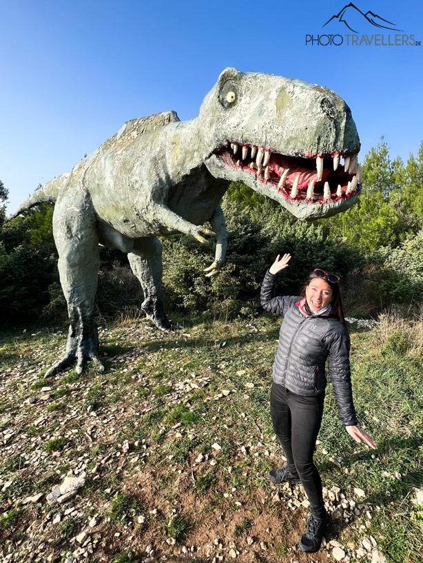 Biggi devant une figure de dinosaure au cap Kamenjak