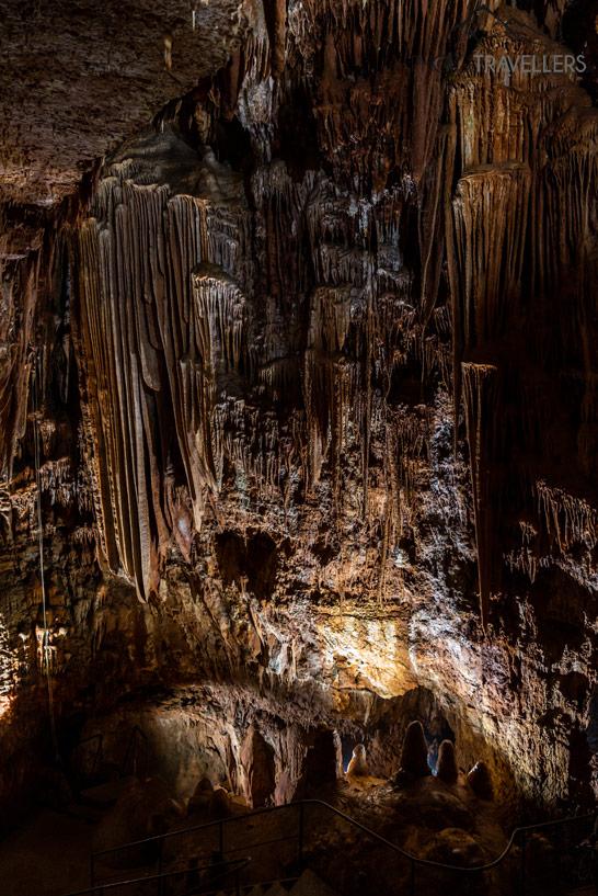 À l'intérieur de la grotte de stalactites de Baredine