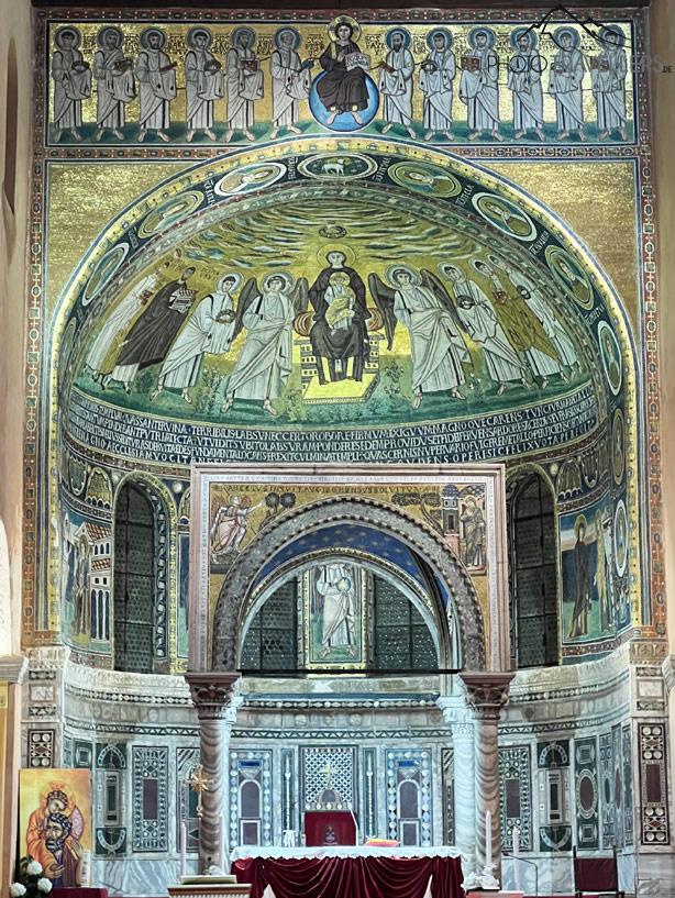 La vue depuis la nef vers l'abside de la basilique Euphrasius à Poreč