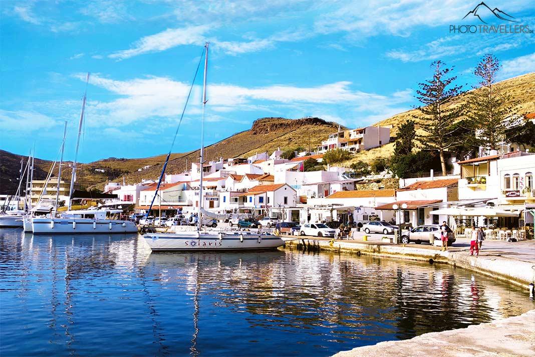 Des voiliers sont amarrés au petit quai du port de Korissia