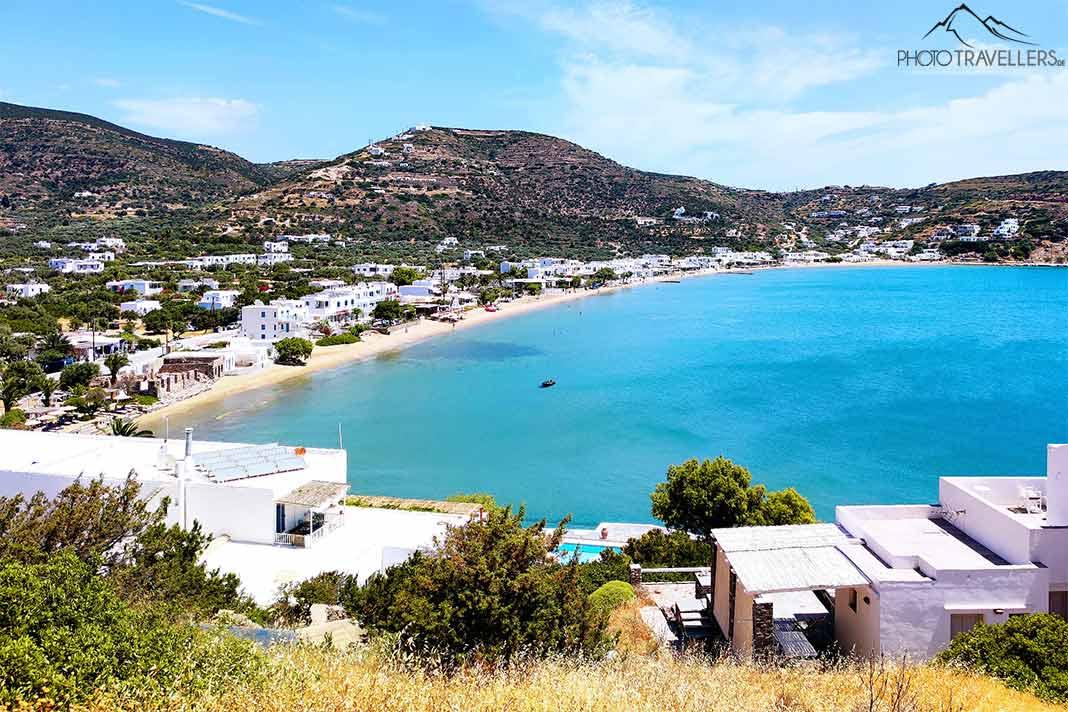La plage célèbre de Kolona se distingue par son eau turquoise et sa forme circulaire