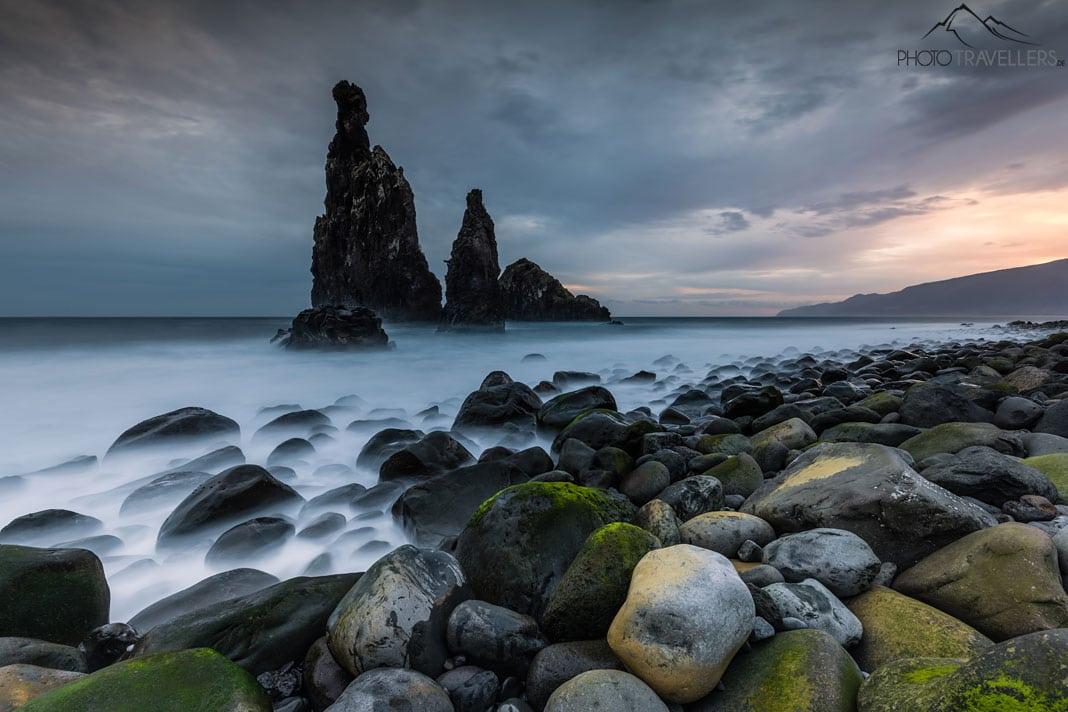 La playa de rocas en Ribeira da Janela en Madeira