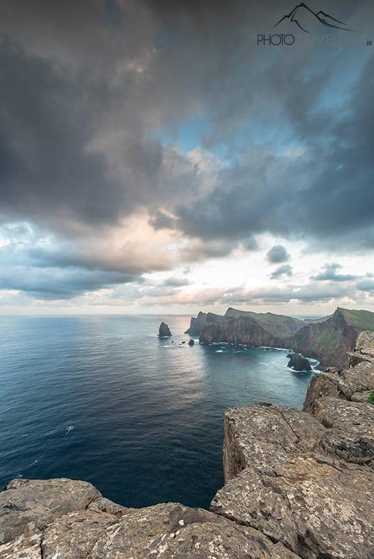 La vista al mar y al acantilado desde el mirador Miradouro da Ponta do Rosto en Madeira