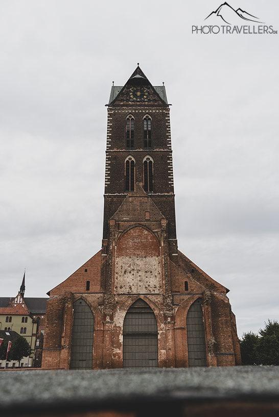 La tour de l'église mariale. Heureusement, elle n'a pas été démolie