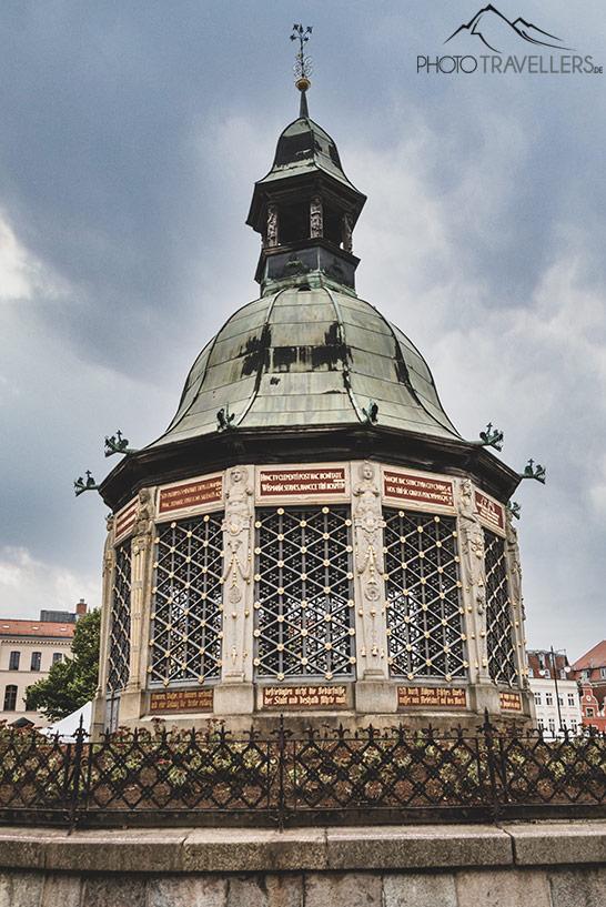L'œuvre d'art de l'eau de Wismar sur la place du marché