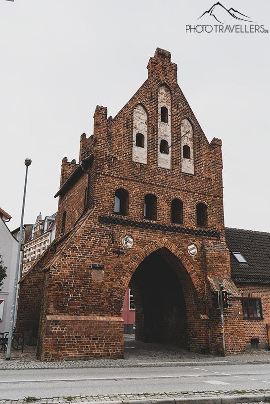 La porte d'eau au vieux port de Wismar