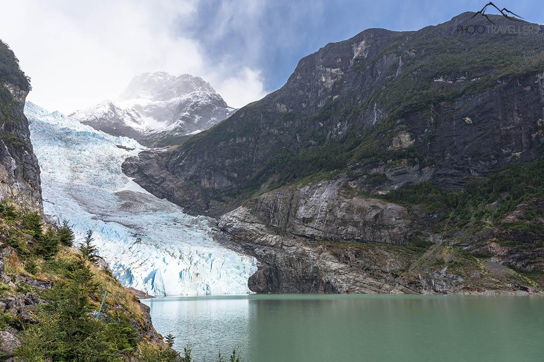 A vista sobre o lago para o Glaciar Serrano