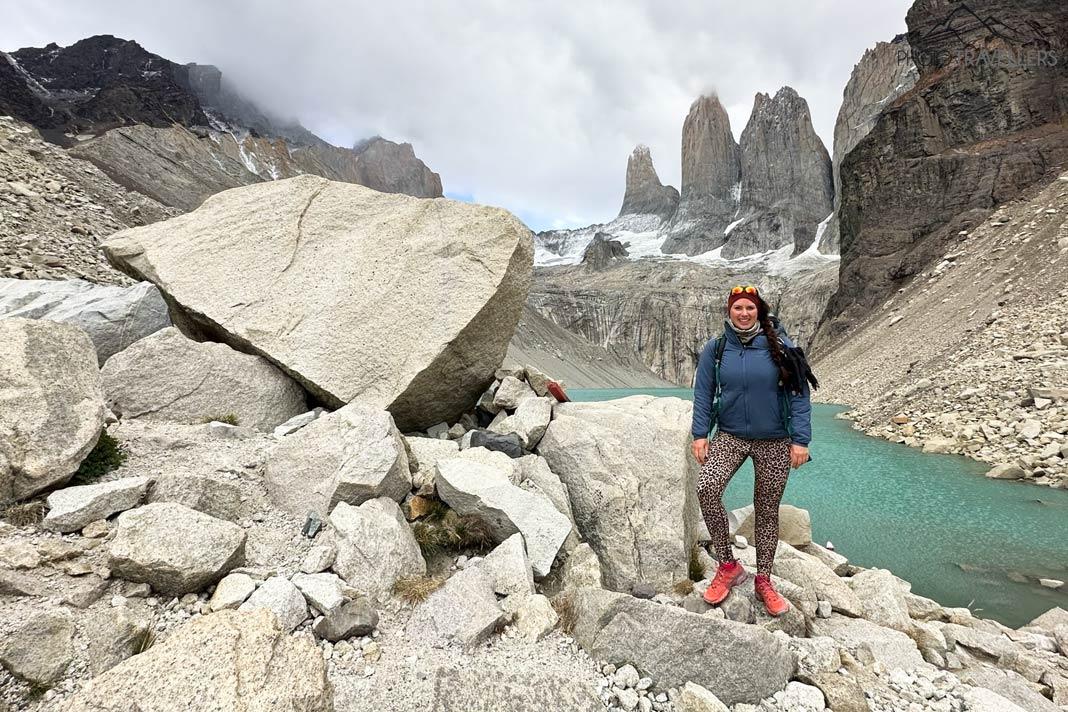 A blogueira de viagem Biggi Bauer no Mirador Base Las Torres no Parque Nacional Torres del Paine