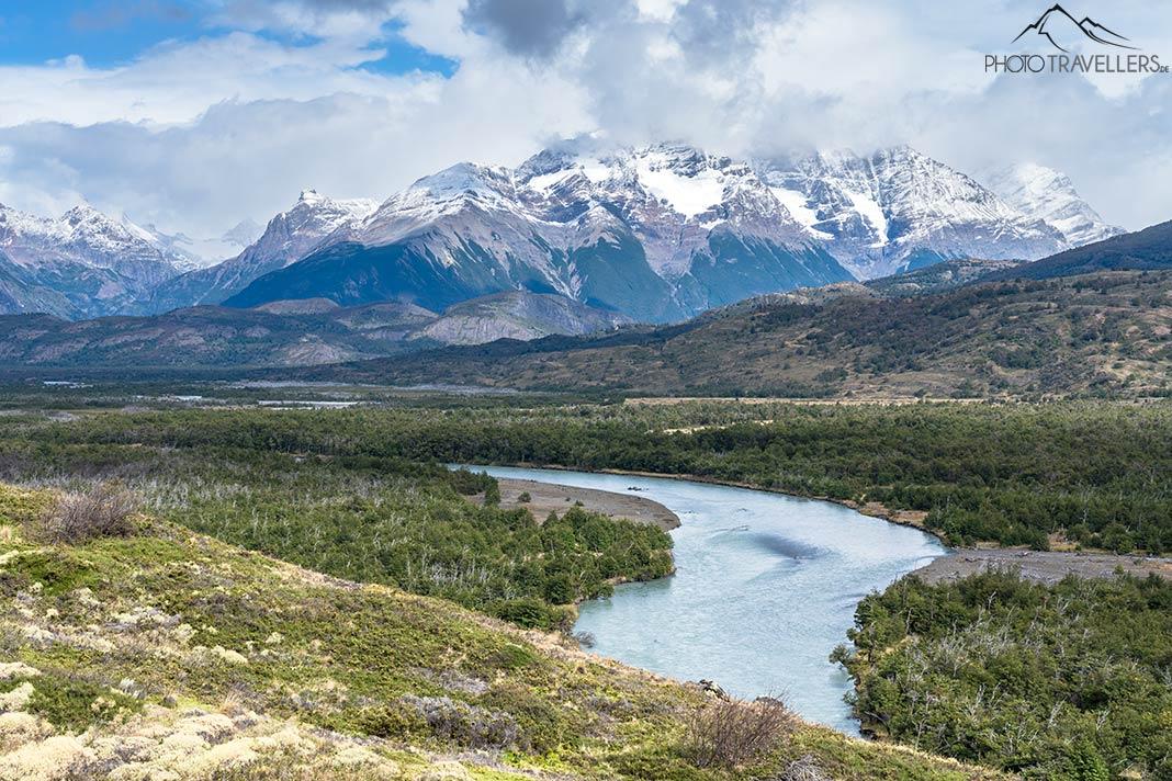 Uma paisagem fluvial com montanhas no Parque Nacional Torres del Paine