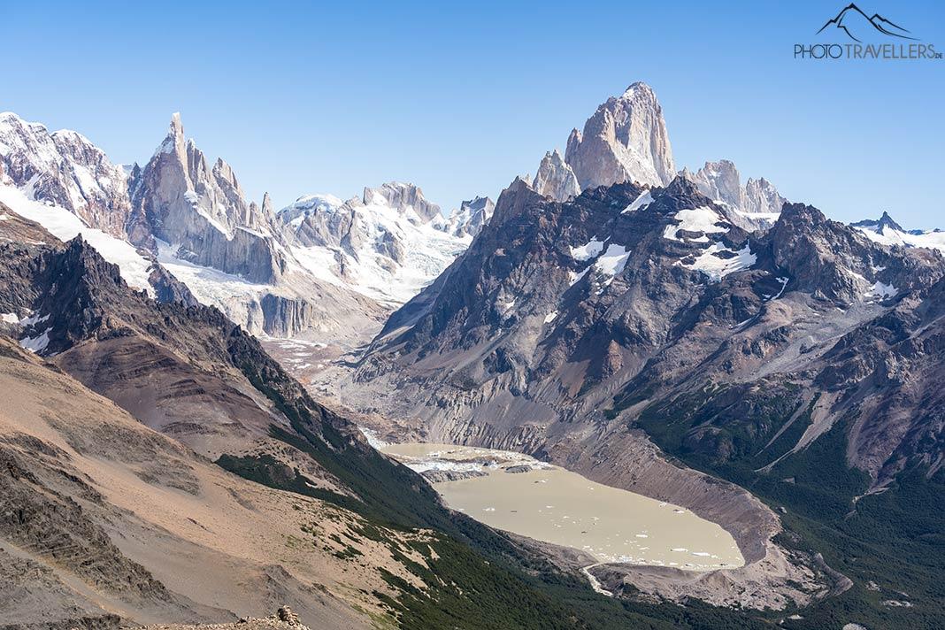 A vista do cume Loma Del Pliegue Tumbado sobre a Laguna Torre com Fitz Roy e Cerro Torre