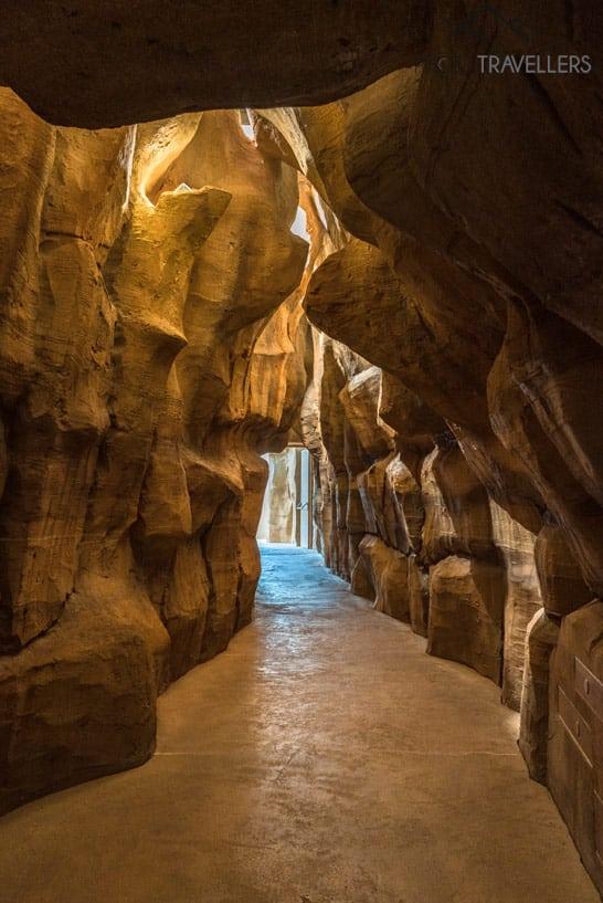 L'accès à la maison de désert dans le Danakil rappelle une grotte dans le désert
