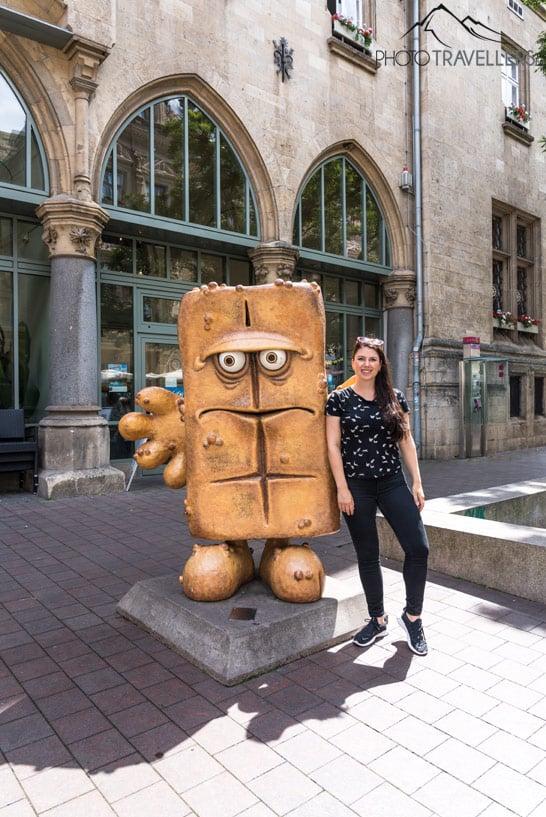 Biggi avec la figurine KiKa "Bernd das Brot" à Erfurt