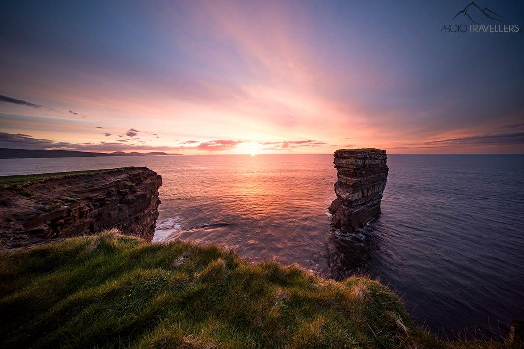 Le coucher de soleil au Downpatrick Head en mer d'Irlande