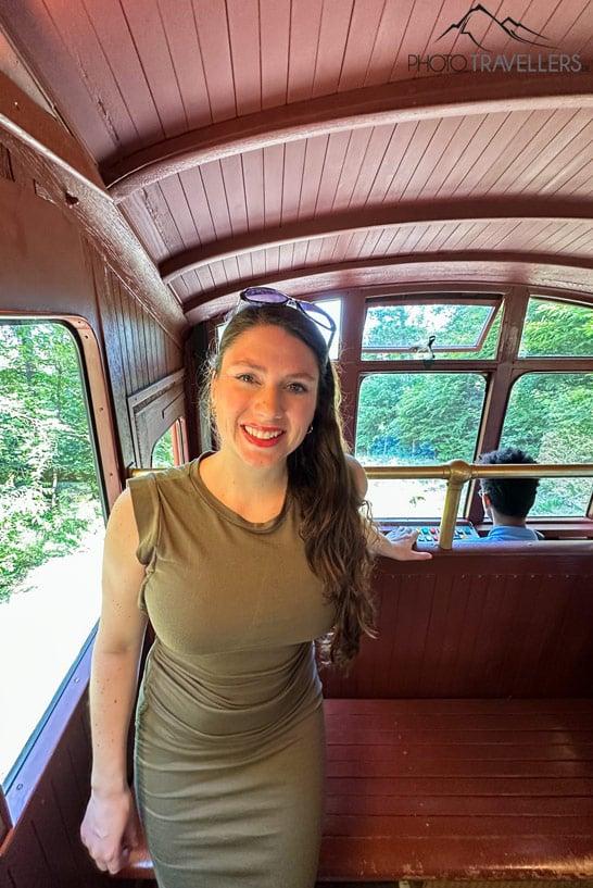 La blogueuse voyage Biggi Bauer dans le funiculaire historique de Heidelberg