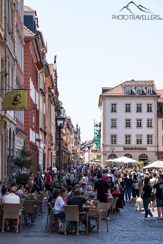 Les gens se pressent dans la rue principale d'Heidelberg
