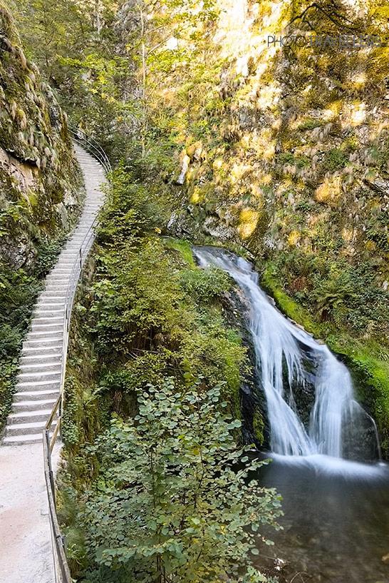 Escaleras en las Cataratas de Allerheiligen en la Selva Negra