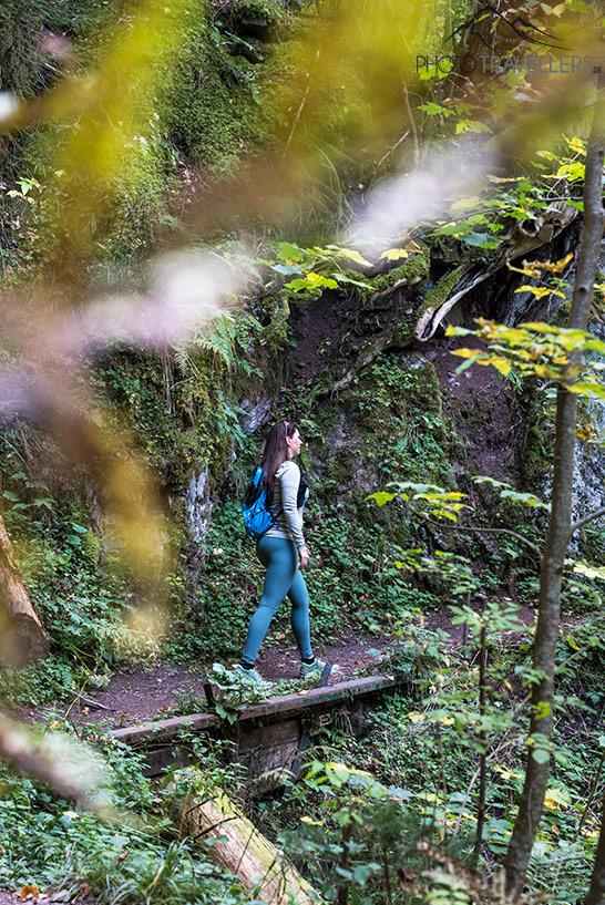 La bloguera de viajes Biggi Bauer en el sendero de Wutachschlucht