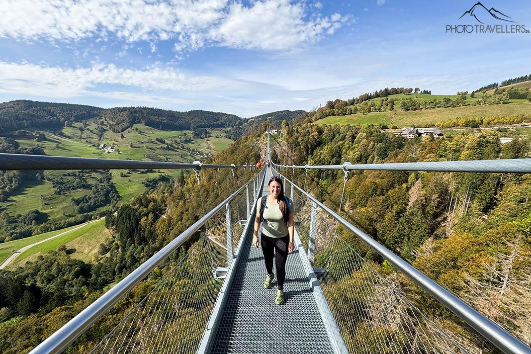 La bloguera de viajes Biggi Bauer en el Puente Colgante Blackforestline en la Selva Negra