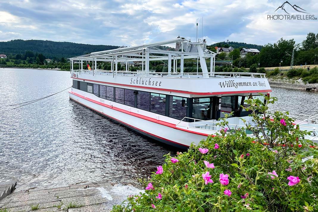 Un barco turístico en el Schluchsee