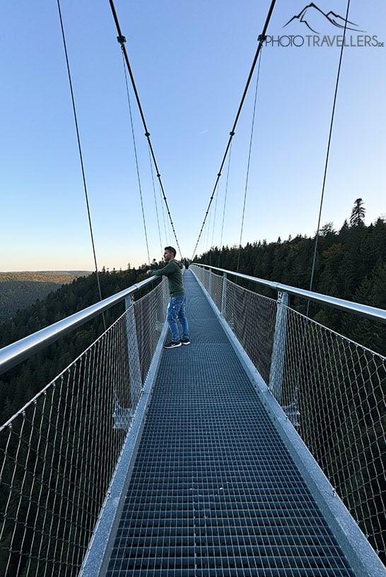 El bloguero de viajes Florian Westermann en el Puente Colgante Wildline en la Selva Negra