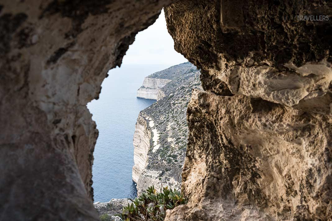 Vista através de um buraco na rocha das Falésias Dingli em Malta