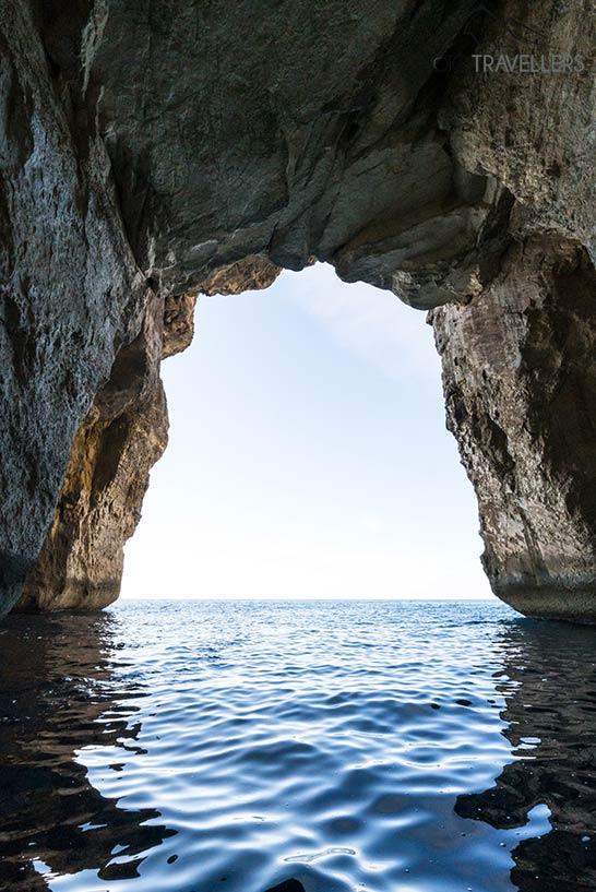A vista de um barco em uma caverna para fora