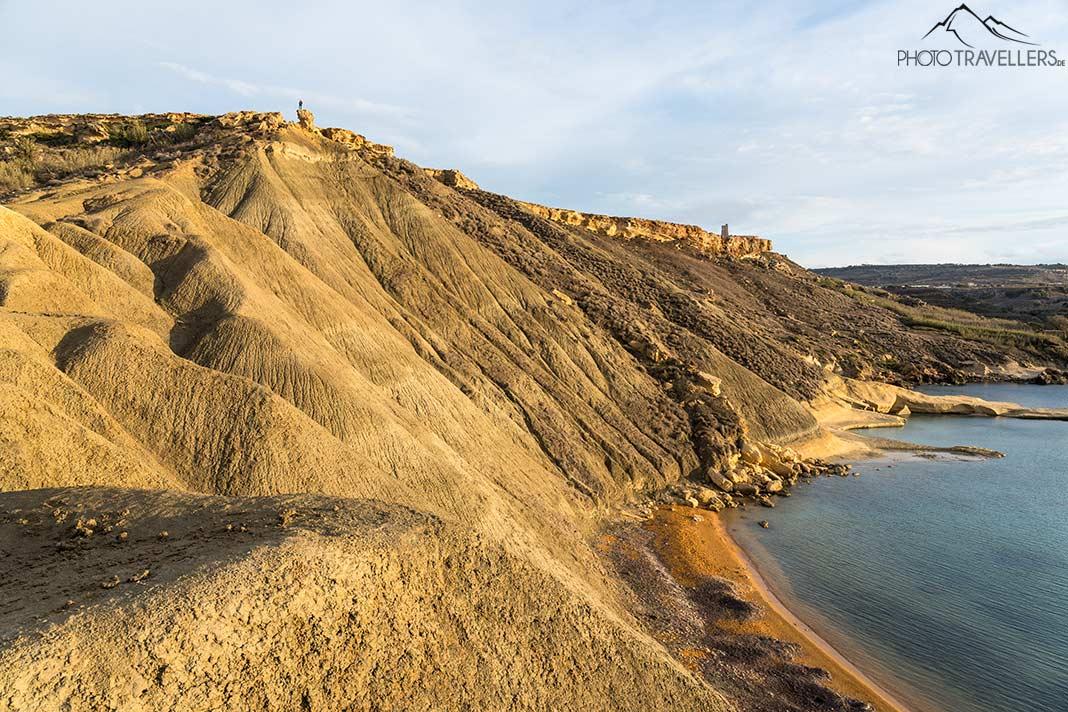 A costa iluminada em amarelo nos Clay Cliffs em Malta