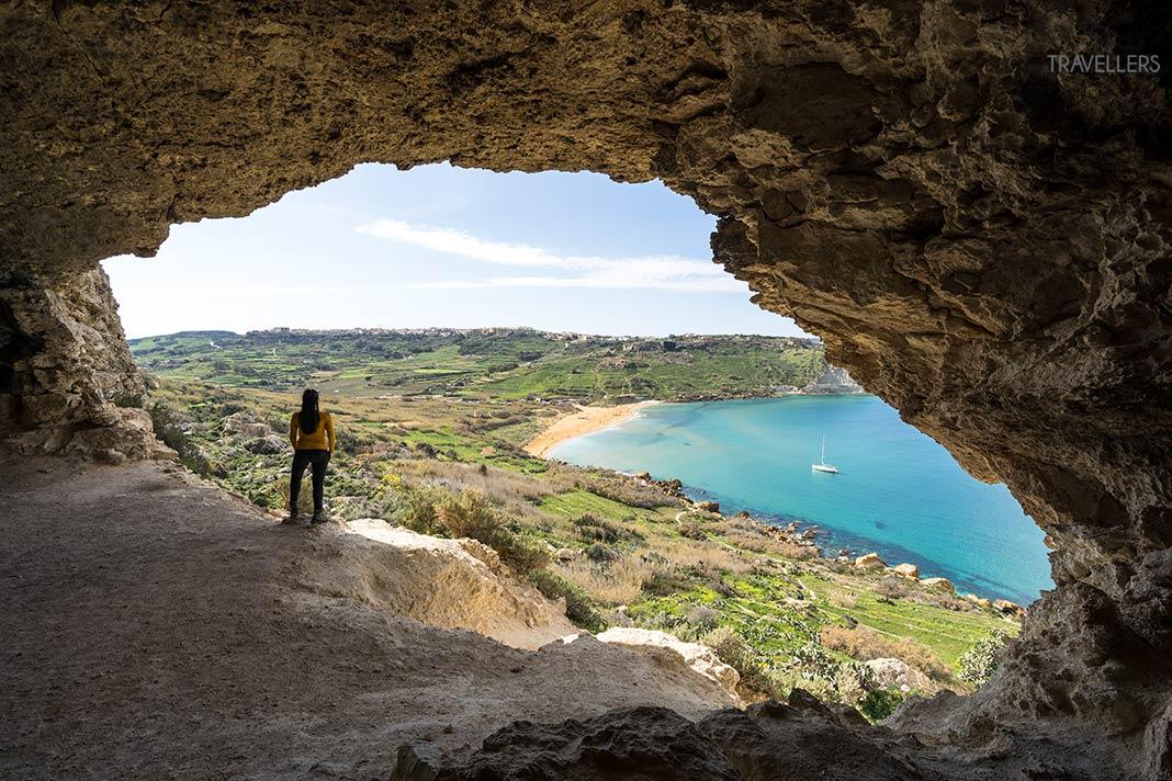 A blogueira de viagens Biggi Bauer na caverna Tal Mixta em Gozo com vista para a Ramla Bay