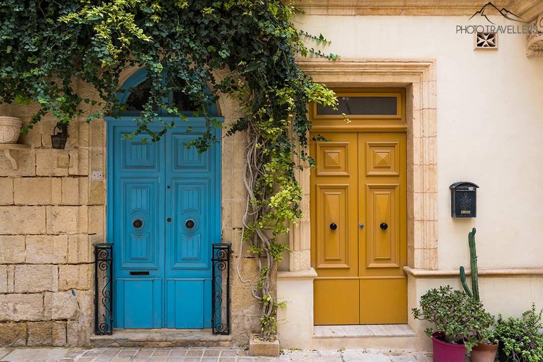 Uma porta azul e uma porta amarela no centro histórico de Vittoriosa