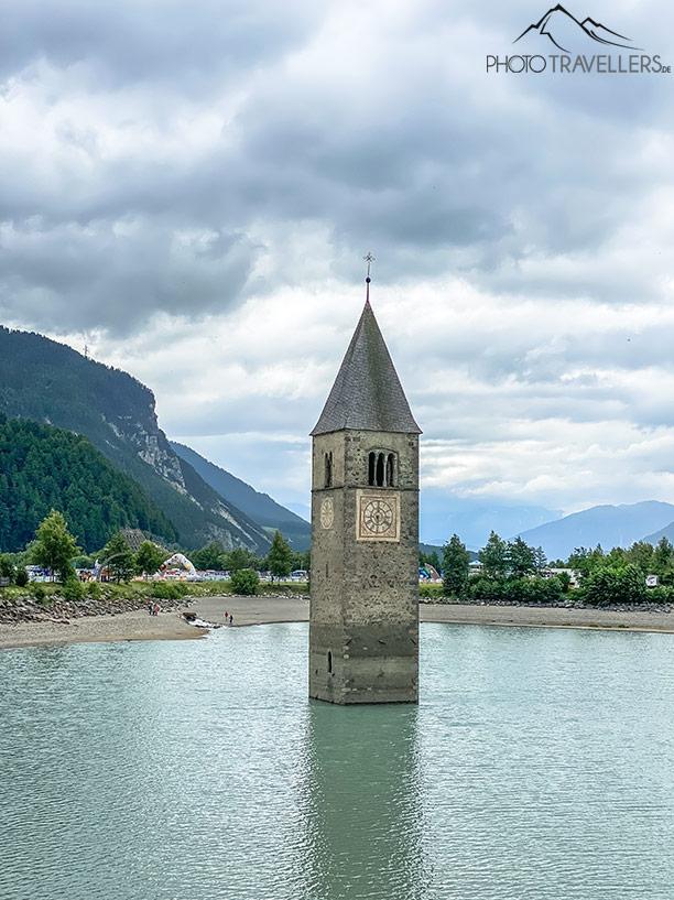 La torre del campanario en el Lago Resia