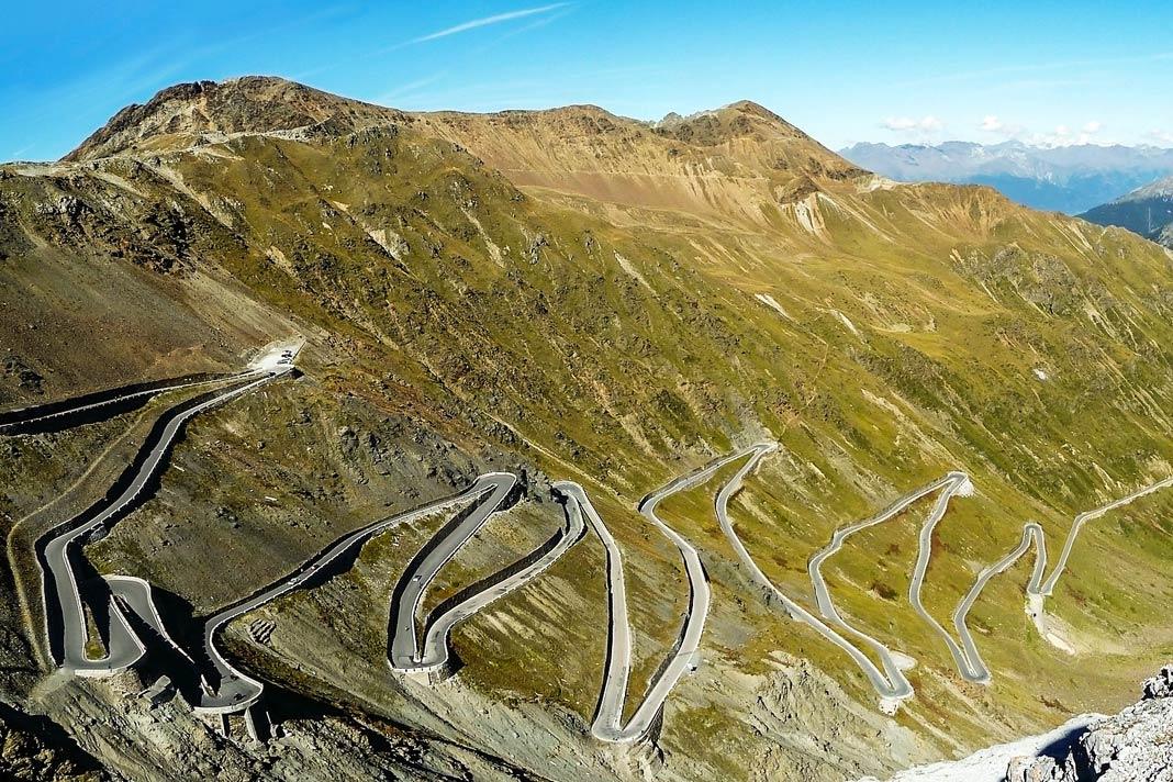 La carretera del Passo dello Stelvio con sus 48 curvas