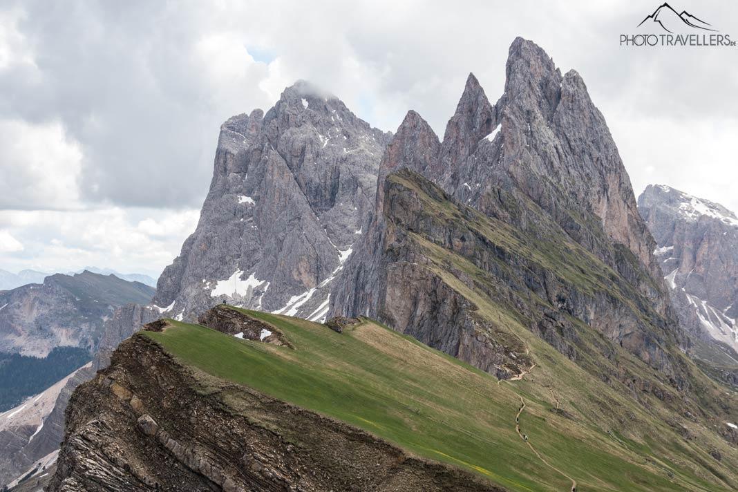 La vista desde la cima de Seceda hacia las cumbres de los Geislerspitzen