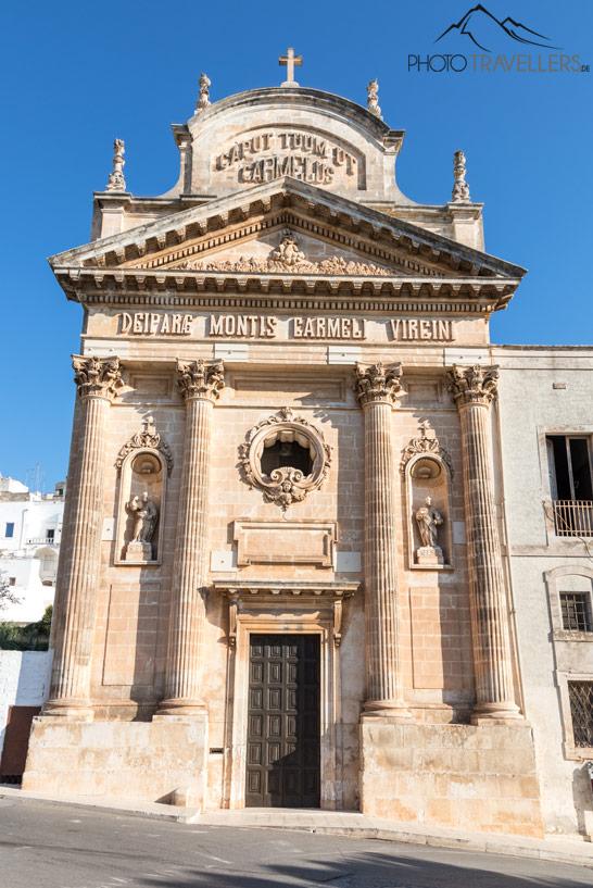 O impressionante portão da Chiesa del Carmine pode ser visto de longe