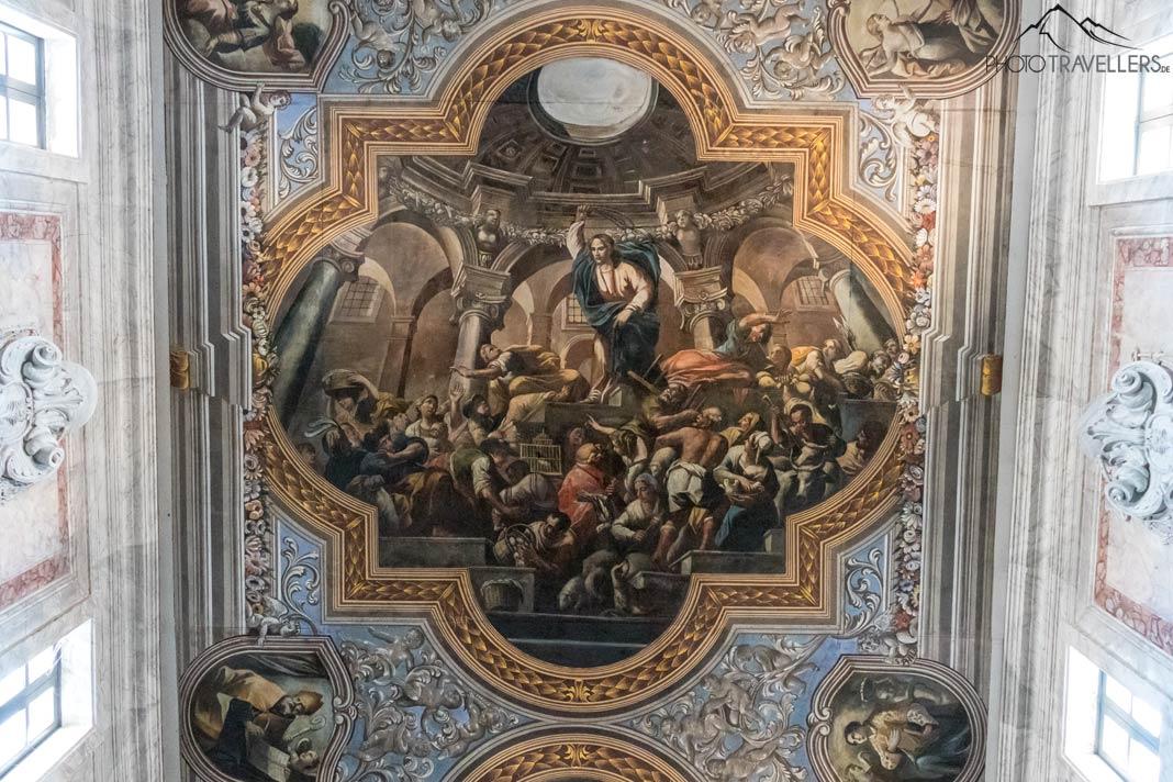 O grande afresco no teto da catedral Santa Maria Assunta em Cielo em Ostuni