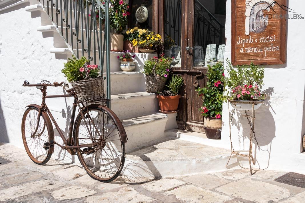 Uma bicicleta antiga em uma escada na cidade velha de Ostuni