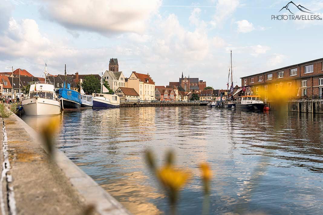 El puerto de Wismar a la luz de la tarde