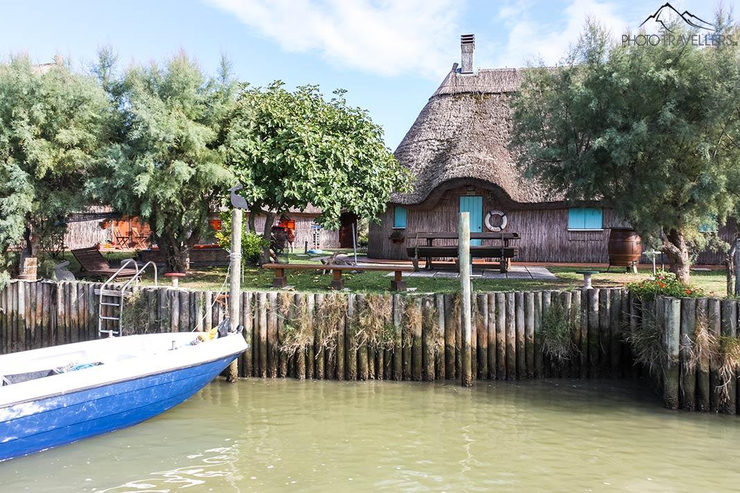 Un barco frente a una cabaña en el agua