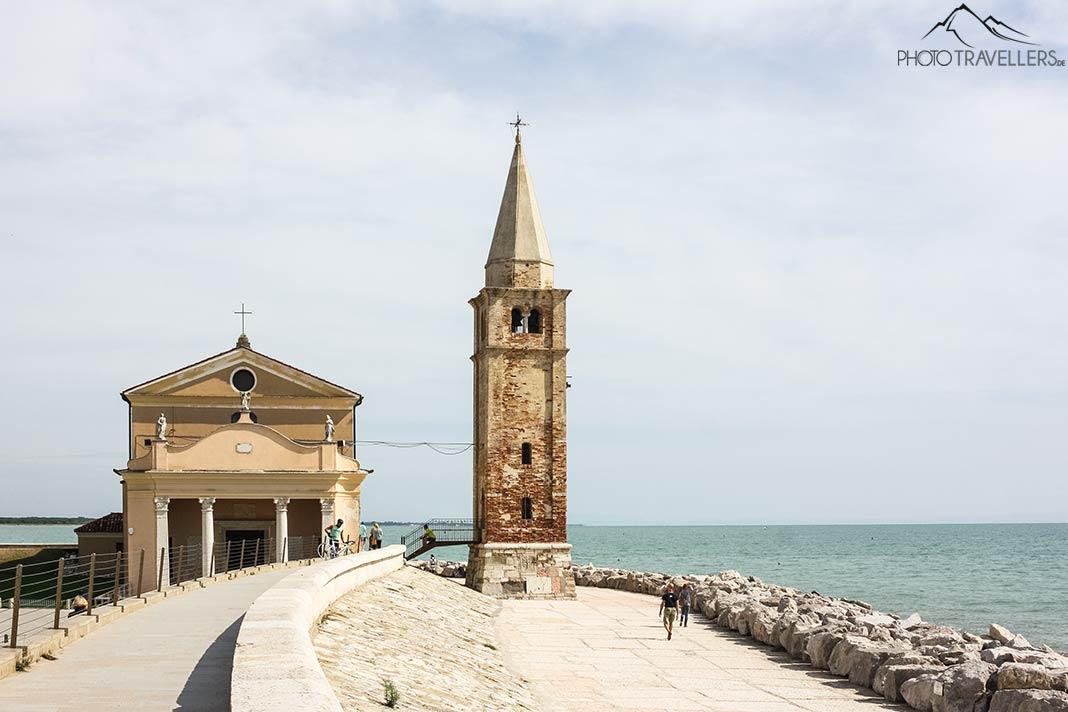 El paseo marítimo de Caorle con torre