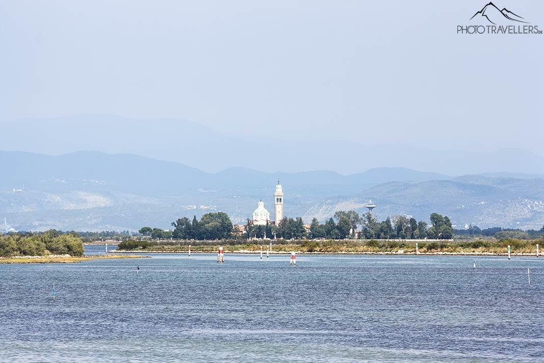 El camino a Grado con la iglesia de peregrinación en la isla de Barbana