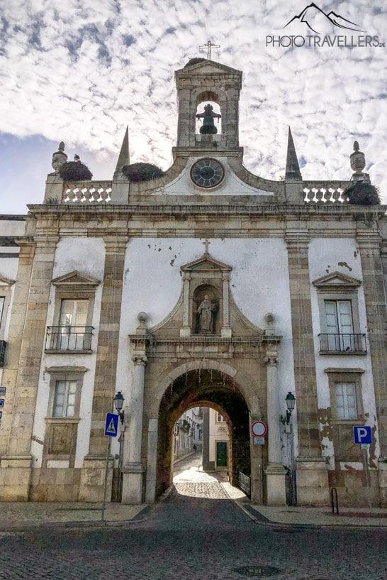 Puerta de la ciudad en Faro con nubes de fondo
