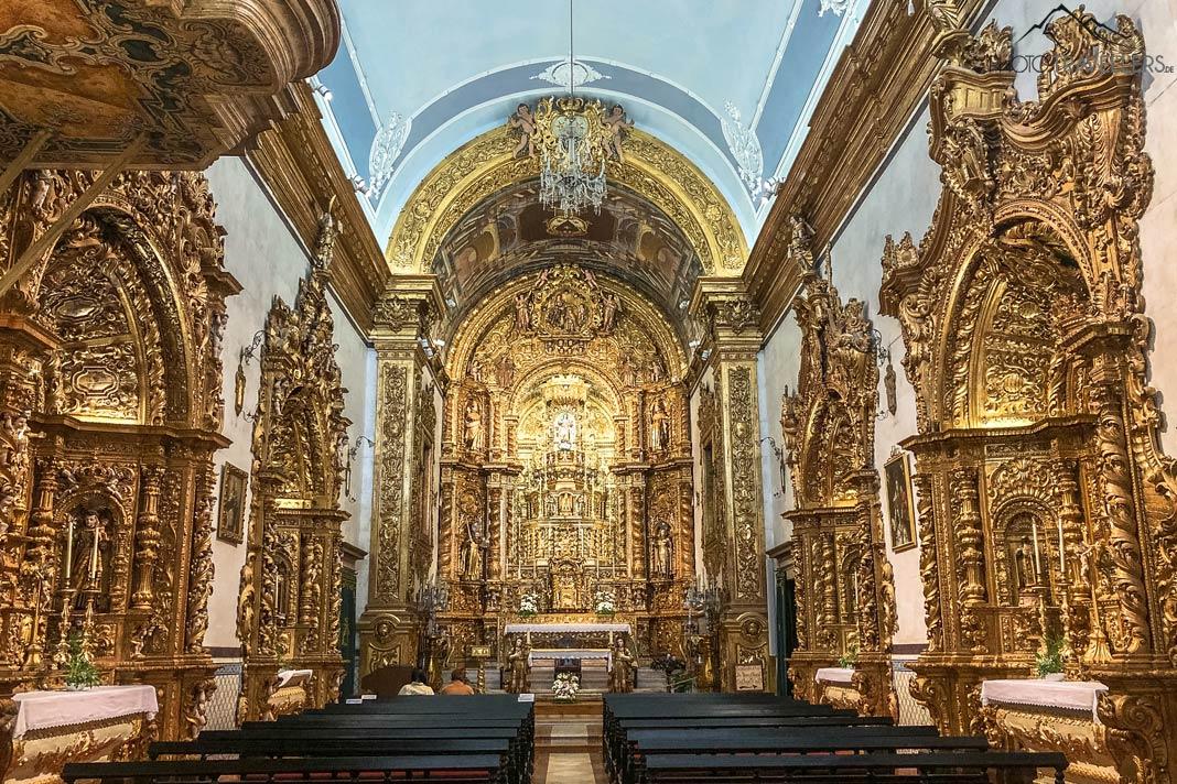 La vista del interior de la iglesia Igreja do Carmo en Faro decorada en oro
