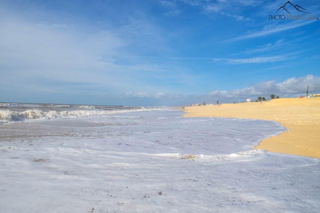 Vista de una playa vacía en Faro - la Praia de Faro