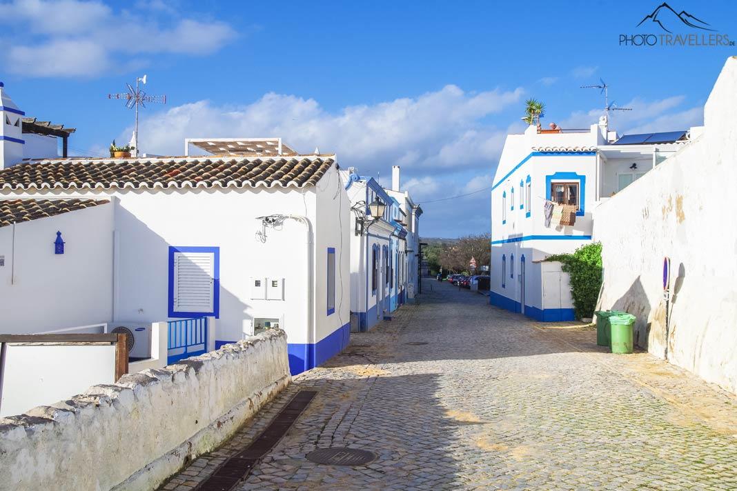 Vista de las fachadas de las casas blancas y azules de Cacela Velha